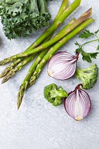 Bijgerecht van gekarameliseerde rode ui